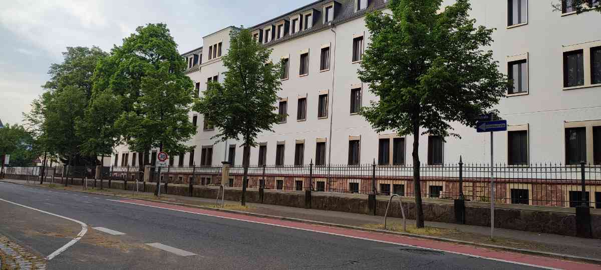 snaphot Döbeln, Blick auf den neuen Bundesrechnungshof, ehemals NVA Kasserne und Wehrkreiskommando in der Bahnhostraße in Döbeln, 23.05.2023 23:40