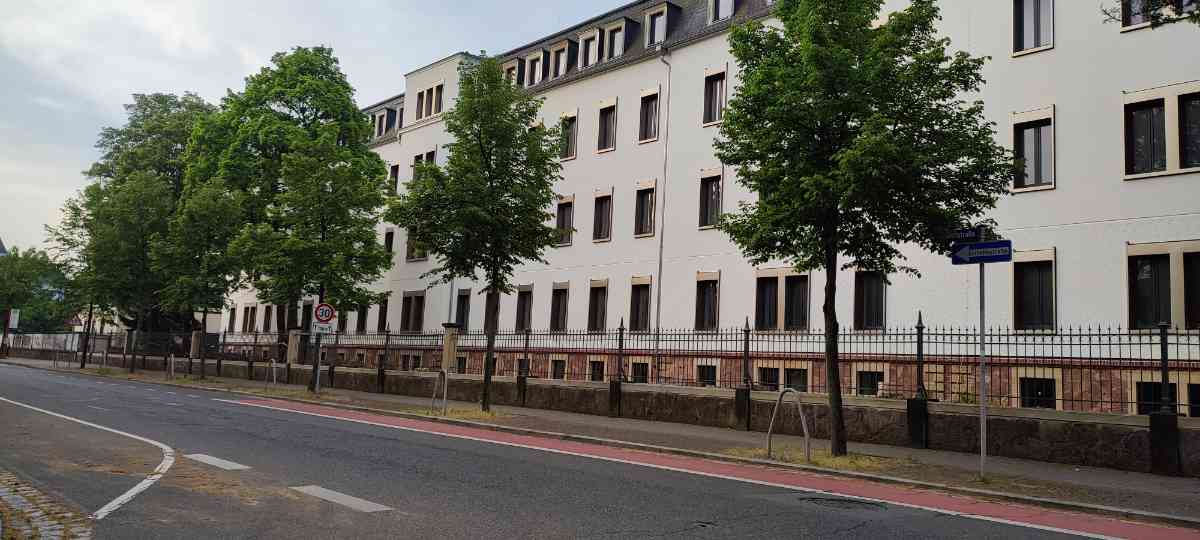 snaphot Döbeln, Blick auf den neuen Bundesrechnungshof, ehemals NVA Kasserne und Wehrkreiskommando in der Bahnhostraße in Döbeln, 23.05.2023 21:40