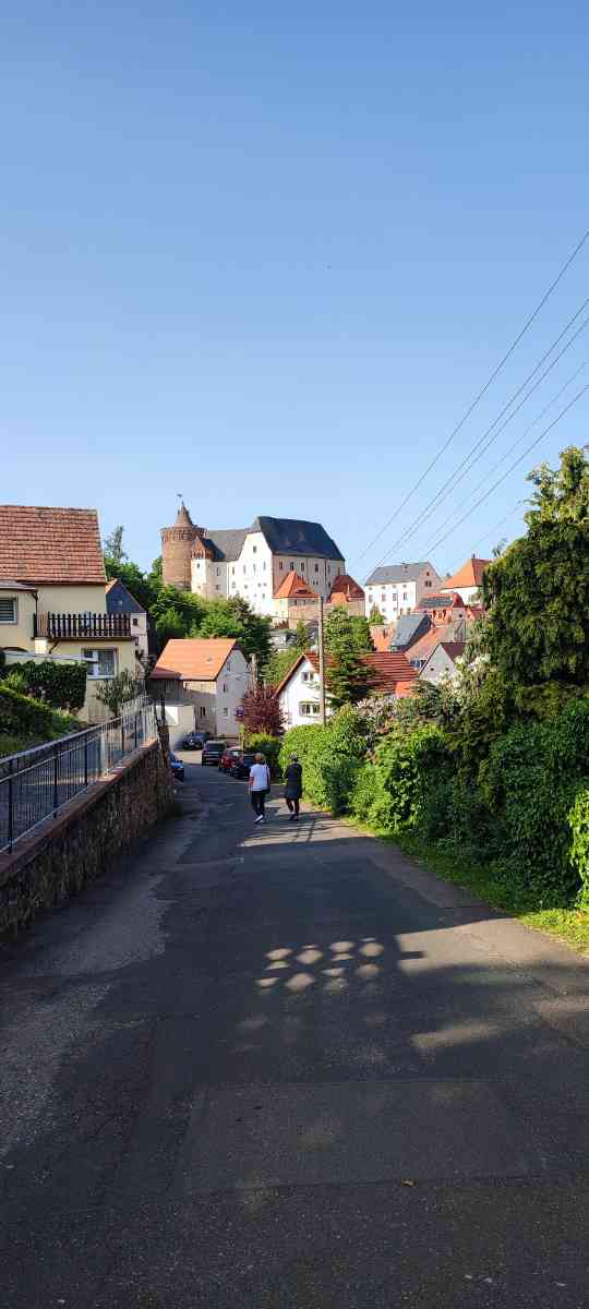 snaphot Leisnig, Ein Blick von der Bachgasse über den Malerwinkel auf die Burg Mildenstein, 29.05.2023 23:47