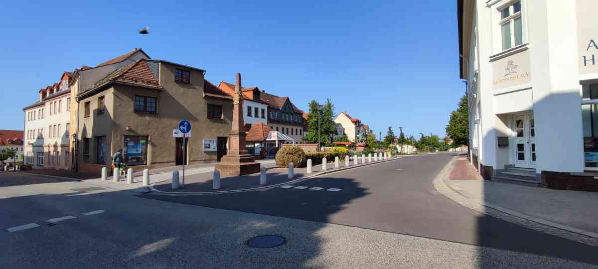 snaphot Leisnig, Ein Blick von der Chemnitzer Straße auf den Leisniger Lindenplatz mit der Postmeilensäule und der Goldmarie, 30.05.2023 01:49