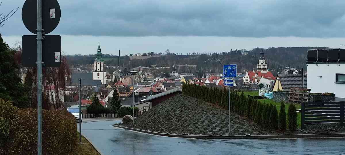 snaphot Döbeln, Blick von der Württembergischen Straße in Döbeln Nord auf die Innenstadt mit Rathaus und Lutherkirche, 26.12.2023 22:34