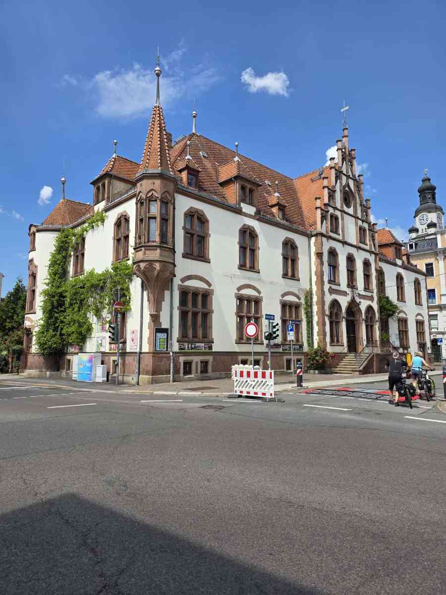 snaphot Döbeln, das ehemalige Postgebäude an der Straße des Friedens - Eingang zur Innenstadt von Döbeln, 20.06.2026 00:35