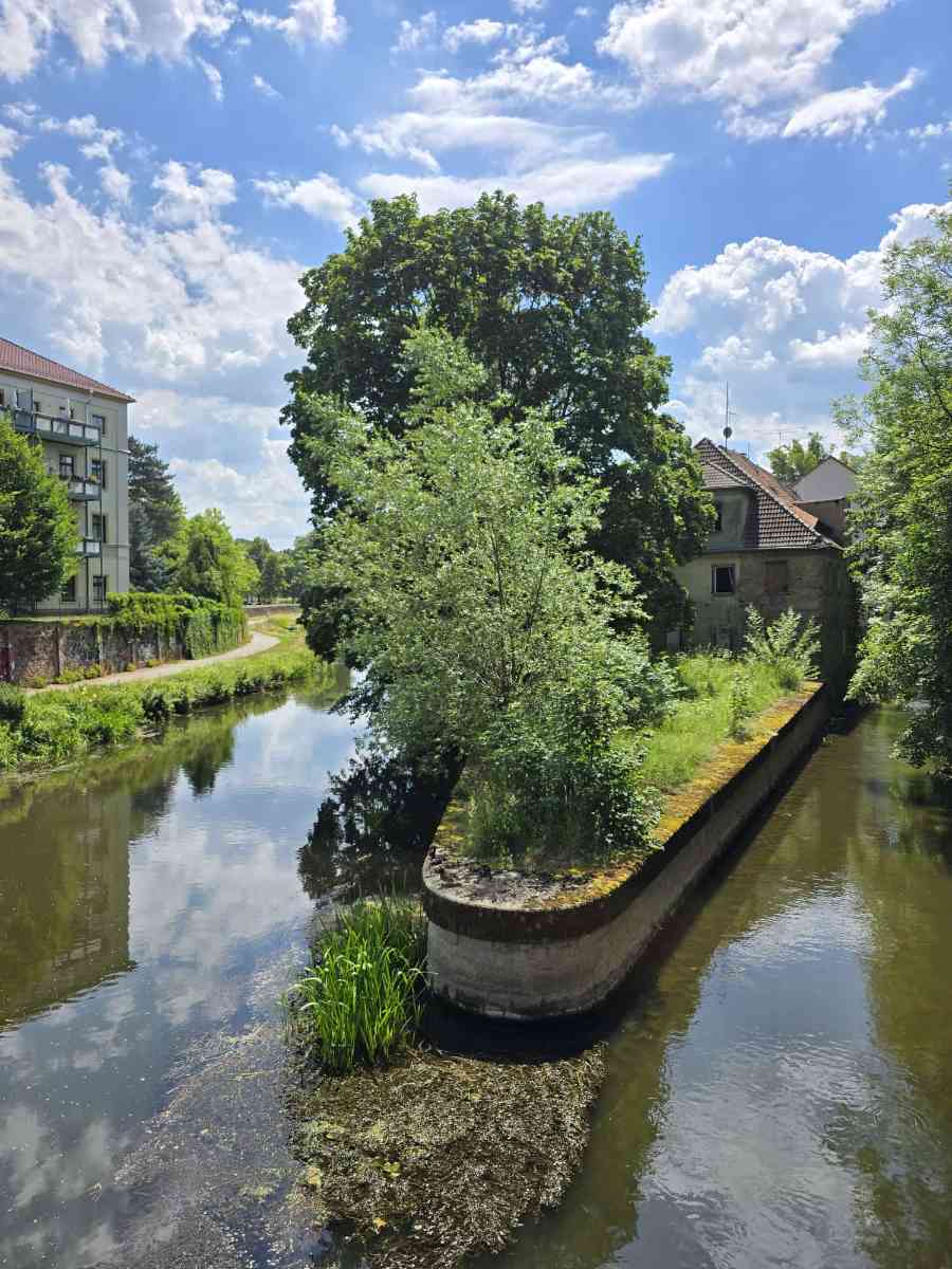 snaphot Döbeln, Blick von der Oberbrücke in Richtung Krankenhaus auf die Freiberger Mulde mit dem alten Mühlgraben, 20.06.2026 00:38